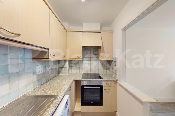 Secure inner city apartment with 24 hour concierge Skyline Plaza, Commercial Road, Aldgate