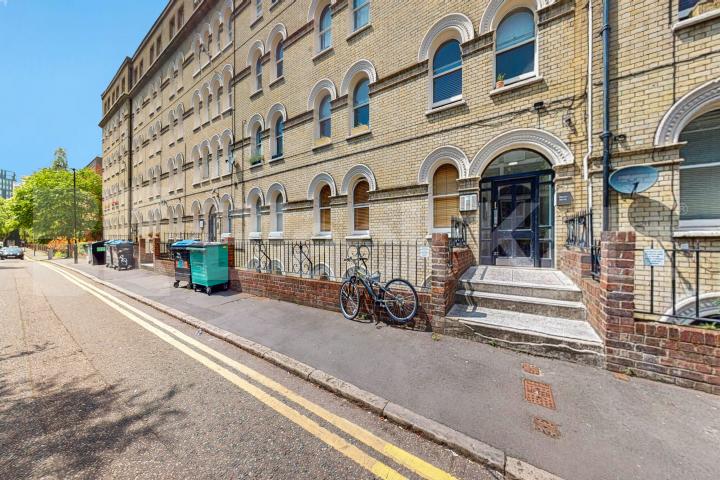 Superbly located over looking the tranquil Newington Gardens  Trinity House, Bath Terrace, Borough / Elephant and Castle