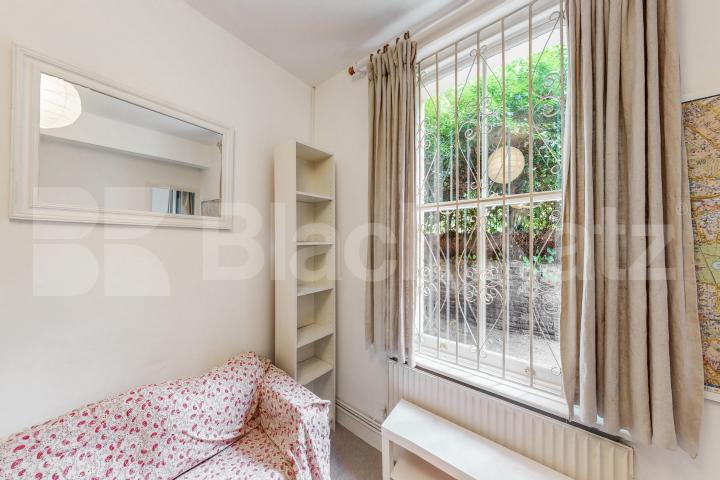 Superbly located over looking the tranquil Newington Gardens  Trinity House, Bath Terrace, Borough / Elephant and Castle