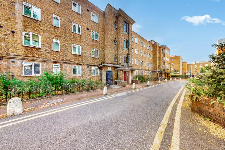 Spacious top floor, two bedroom apartment in a centrally located development Selbourne House, Great Dover Street, Borough