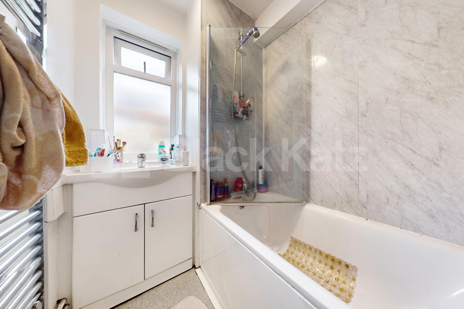 Spacious top floor, two bedroom apartment in a centrally located development Selbourne House, Great Dover Street, Borough