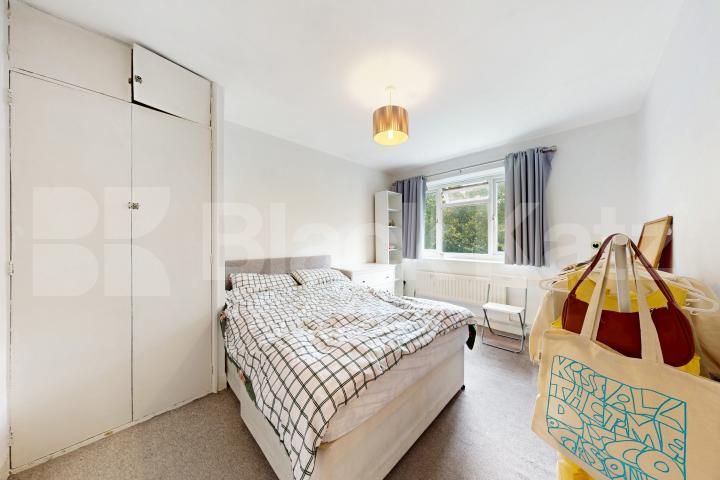Spacious top floor, two bedroom apartment in a centrally located development Selbourne House, Great Dover Street, Borough