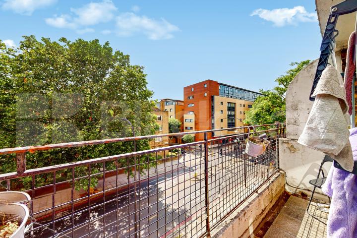 Spacious top floor, two bedroom apartment in a centrally located development Selbourne House, Great Dover Street, Borough