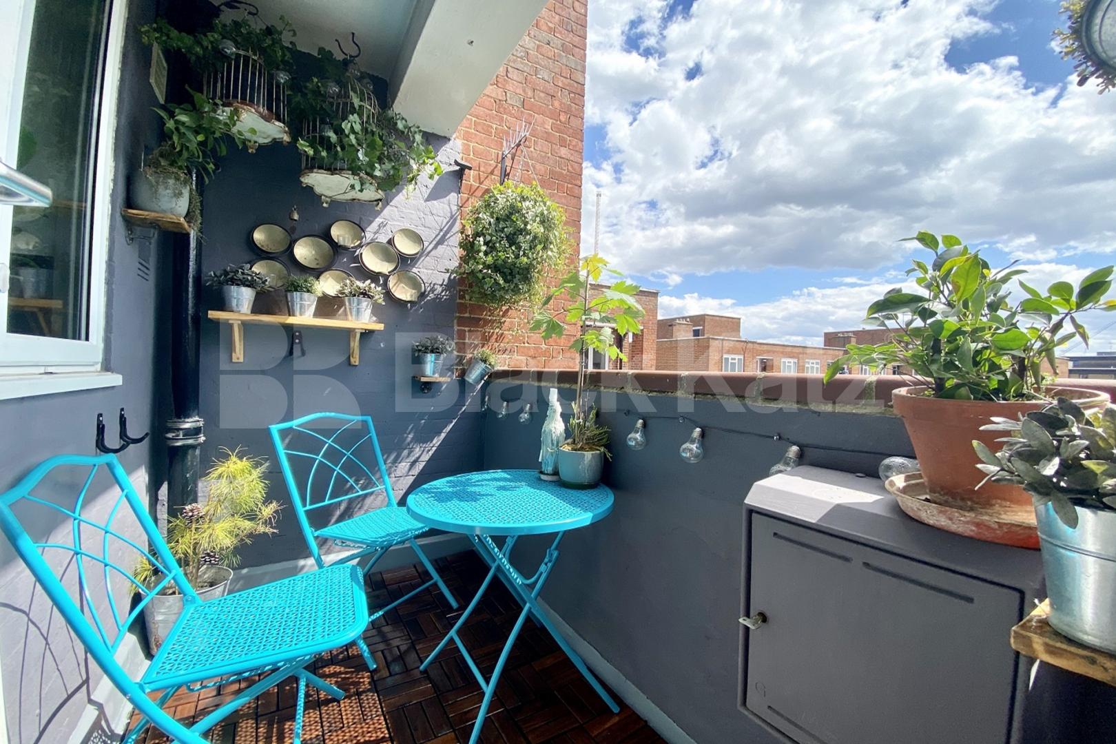 A very generous top floor apartment & superbly located   Neckinger Enid street , London Bridge / Bermondsey  