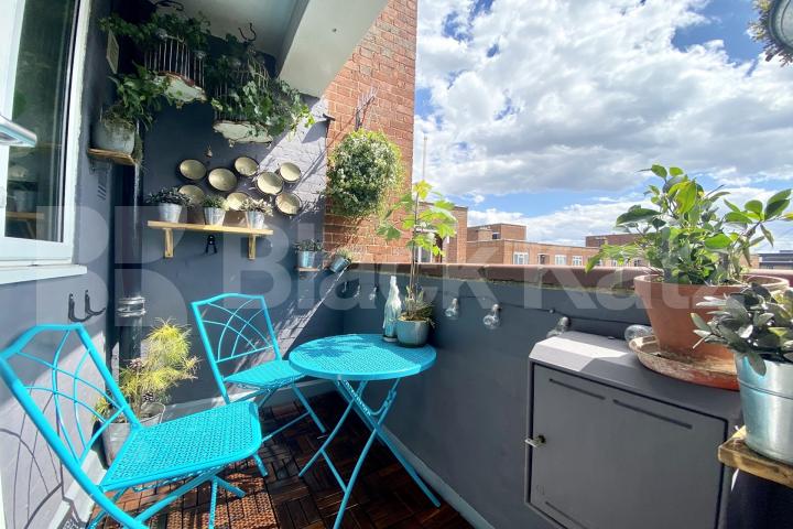 A very generous top floor apartment & superbly located   Neckinger Enid street , London Bridge / Bermondsey  