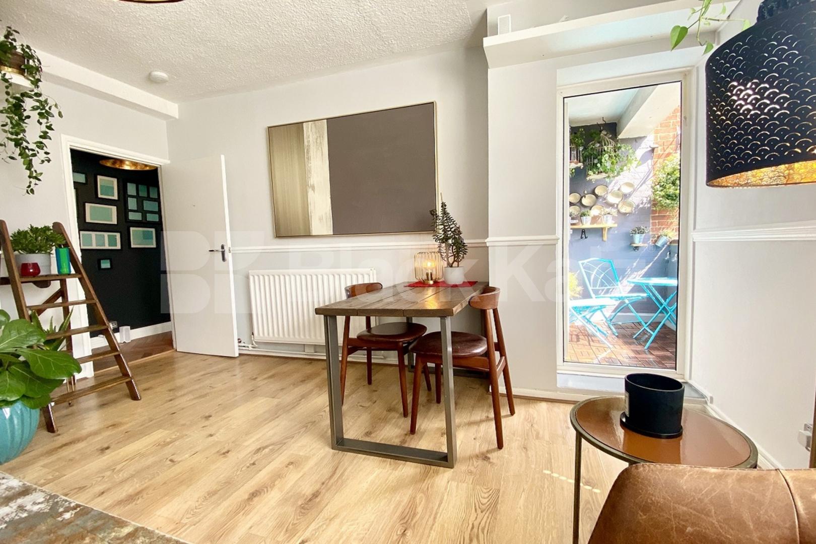 A very generous top floor apartment & superbly located   Neckinger Enid street , London Bridge / Bermondsey  