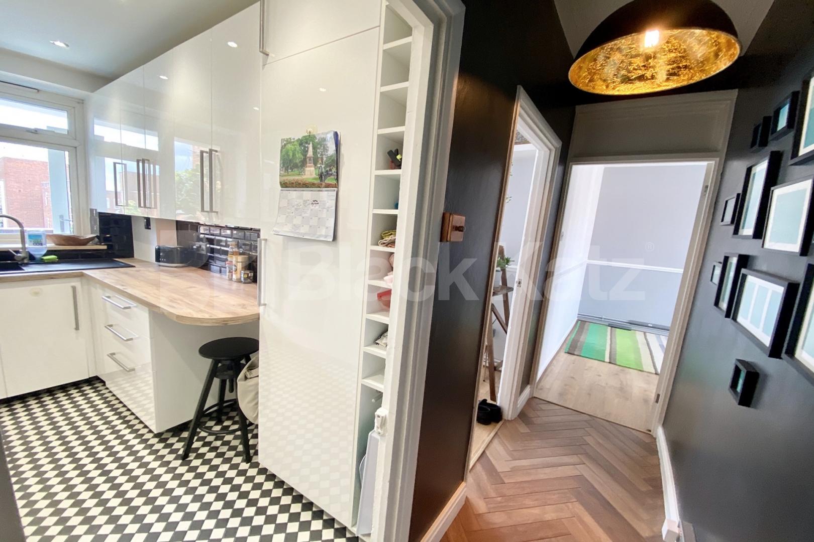 A very generous top floor apartment & superbly located   Neckinger Enid street , London Bridge / Bermondsey  