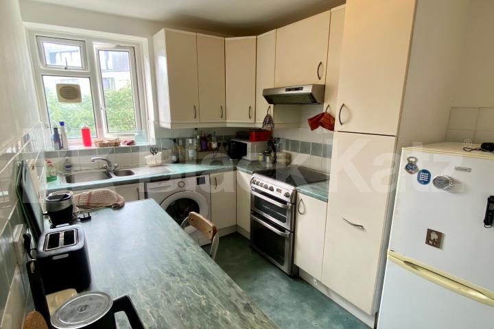Superbly located generous apartment with balcony  Dresden House, Lambeth Walk, Lambeth North