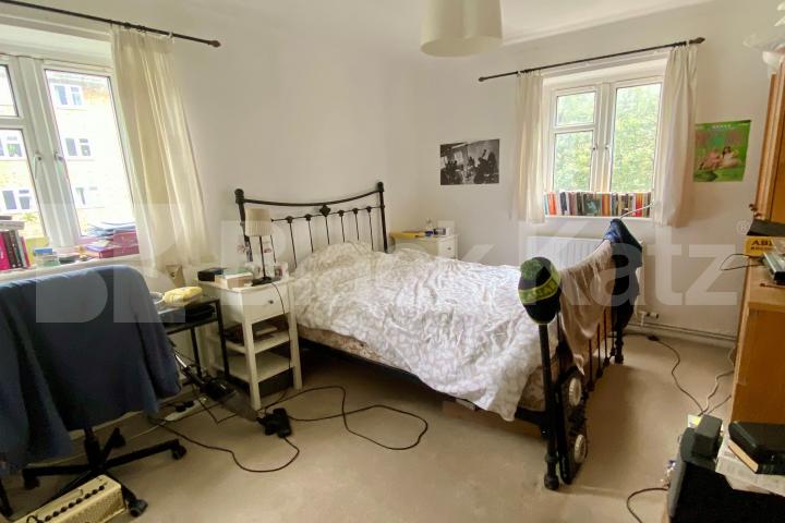 Superbly located generous apartment with balcony  Dresden House, Lambeth Walk, Lambeth North