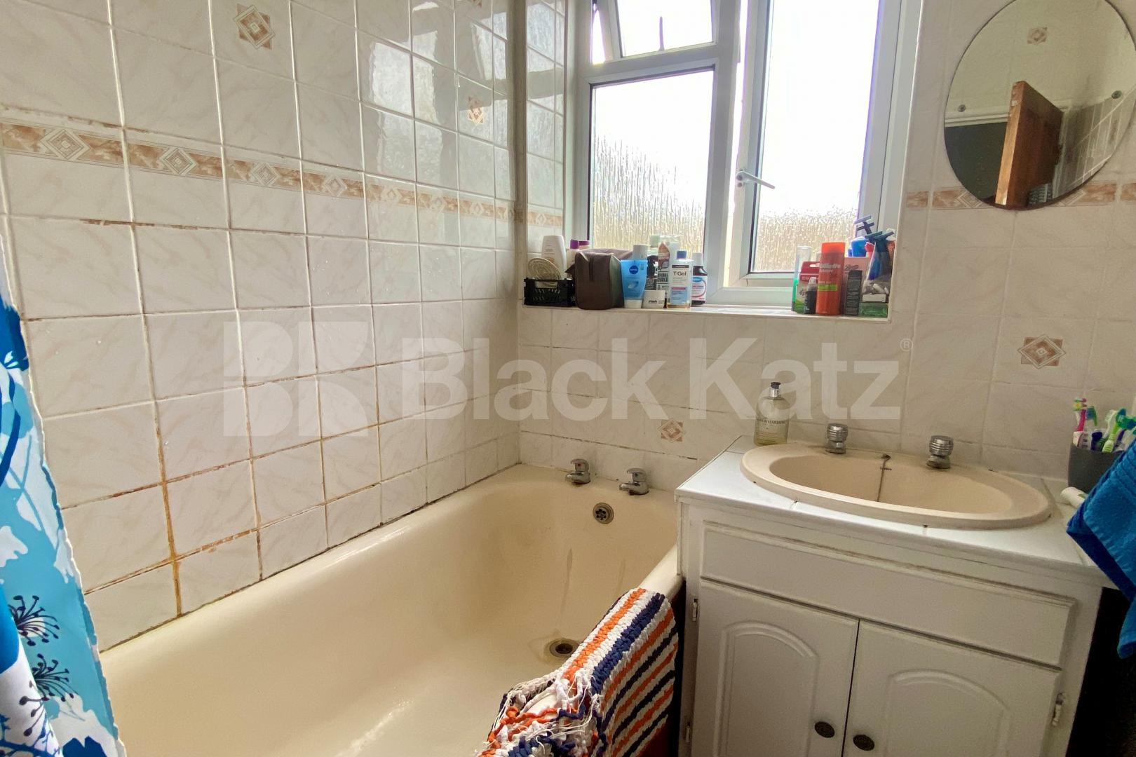 Superbly located generous apartment with balcony  Dresden House, Lambeth Walk, Lambeth North