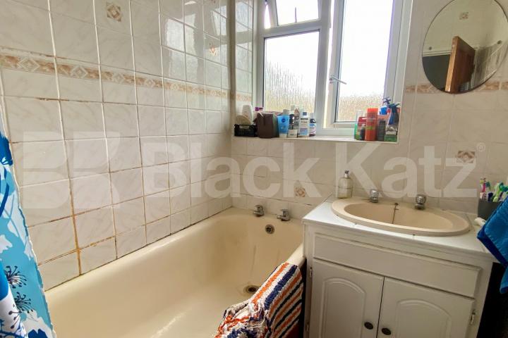 Superbly located generous apartment with balcony  Dresden House, Lambeth Walk, Lambeth North