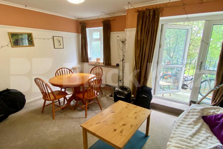 Superbly located generous apartment with balcony  Dresden House, Lambeth Walk, Lambeth North