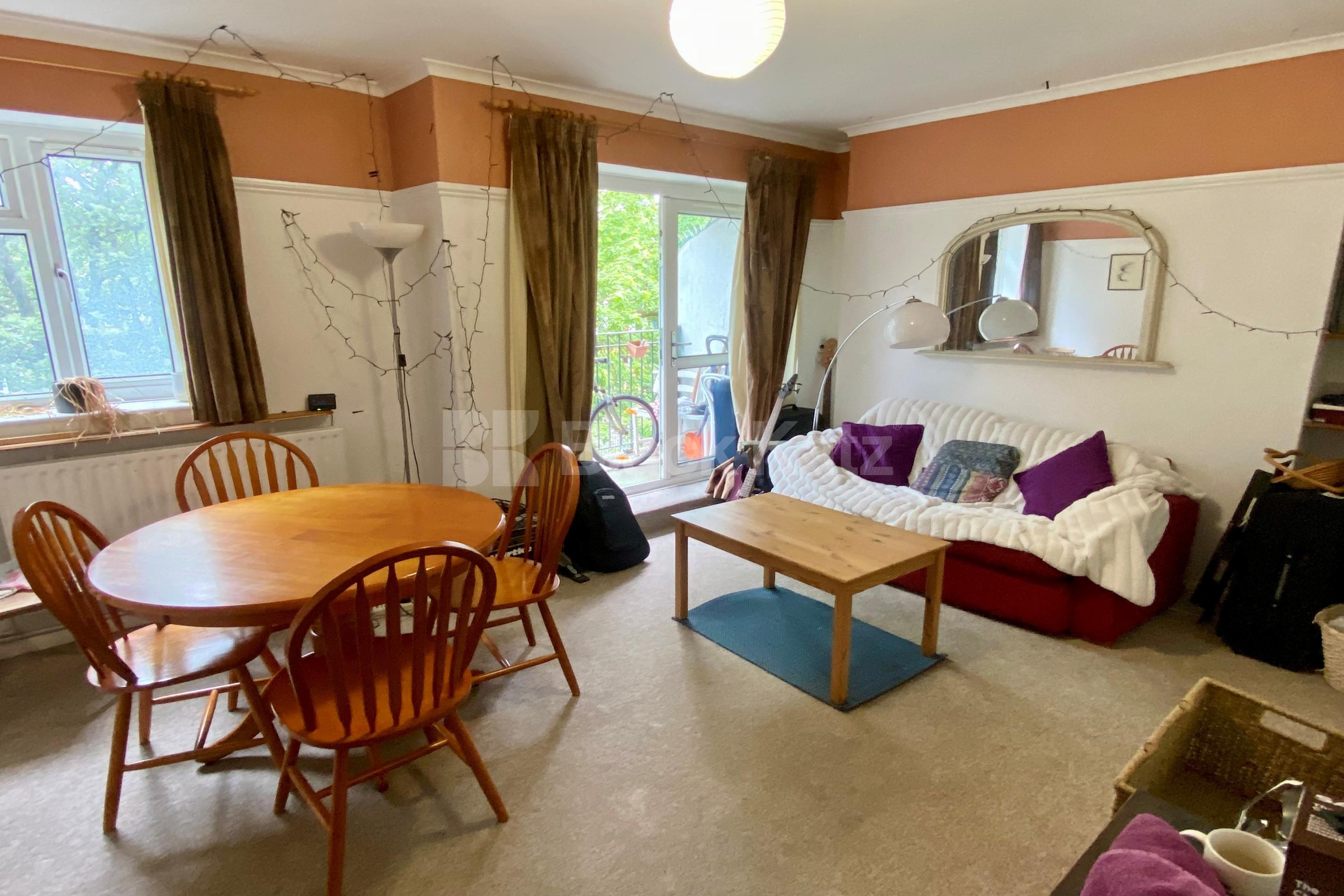 Superbly located generous apartment with balcony  Dresden House, Lambeth Walk, Lambeth North SE11