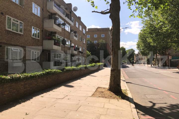 Spacious top floor, two bedroom apartment in a centrally located development Selbourne House, Great Dover Street, Borough