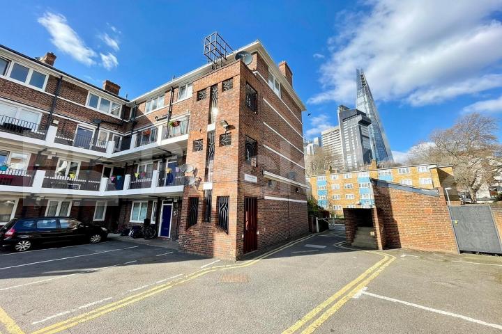 Spacious and bright, split level four bedroom property in London Bridge Lockyer Estate, Kipling Street, London Bridge