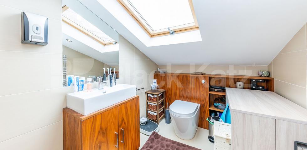 			New Instruction!, 3 Bedroom, 1 bath, 1 reception Apartment			 Broadway Parade, Crouch End