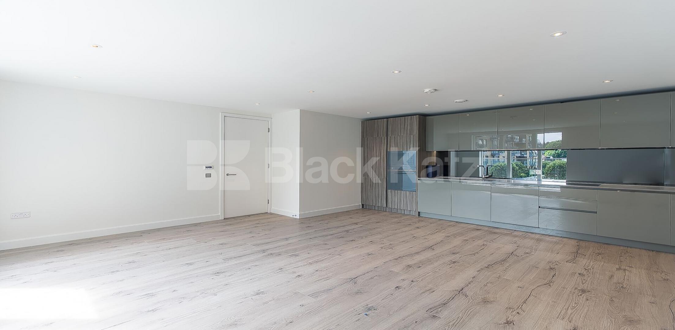 			New Instruction! Private balcony! , 2 Bedroom, 1 bath, 1 reception Apartment			 Smithfield Square , Crouch End / Hornsey