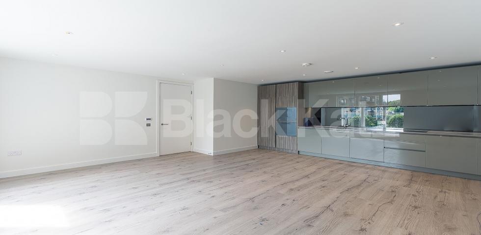 			New Instruction! Private balcony! , 2 Bedroom, 1 bath, 1 reception Apartment			 Smithfield Square , Crouch End / Hornsey