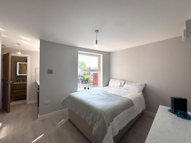 			Studio Apartment, 1 bath, 1 reception Flat			 High Road, Willesden Green