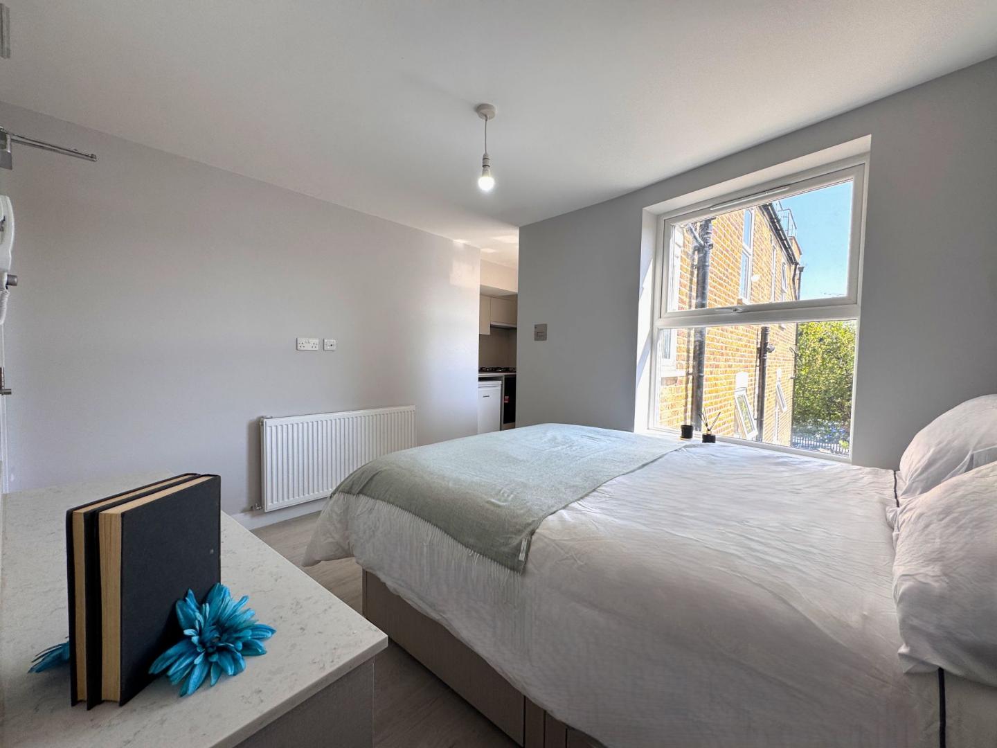 			Studio Apartment, 1 bath, 1 reception Flat			 High Road, Willesden Green