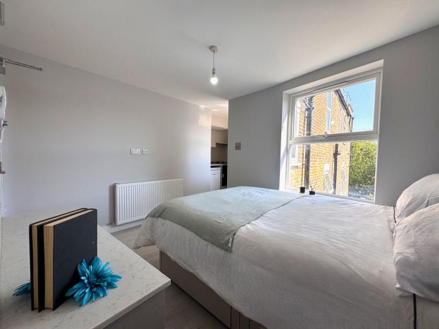 			Studio Apartment, 1 bath, 1 reception Flat			 High Road, Willesden Green