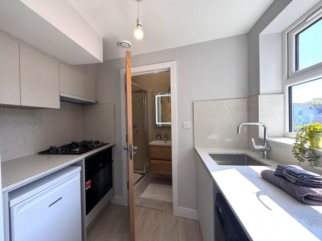 			Studio Apartment, 1 bath, 1 reception Flat			 High Road, Willesden Green