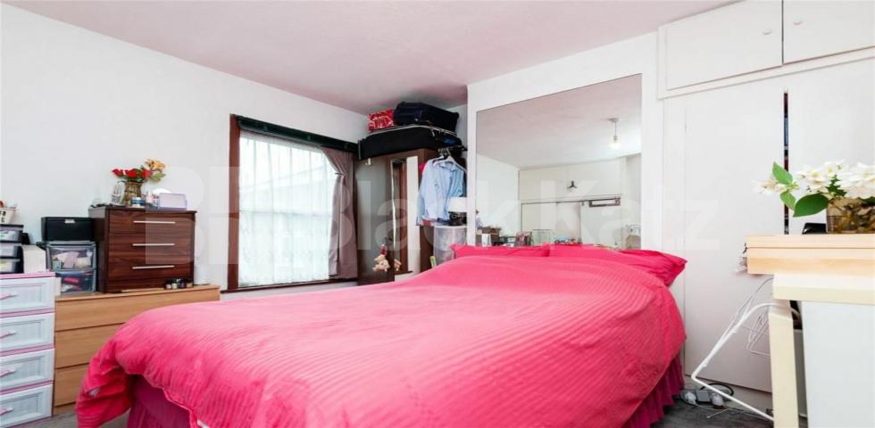 			GOOD FOR 2 SHARERS OR FAMILY, 3 Bedroom, 1 bath, 1 reception Apartment			 Chewton Road, Walthamstow