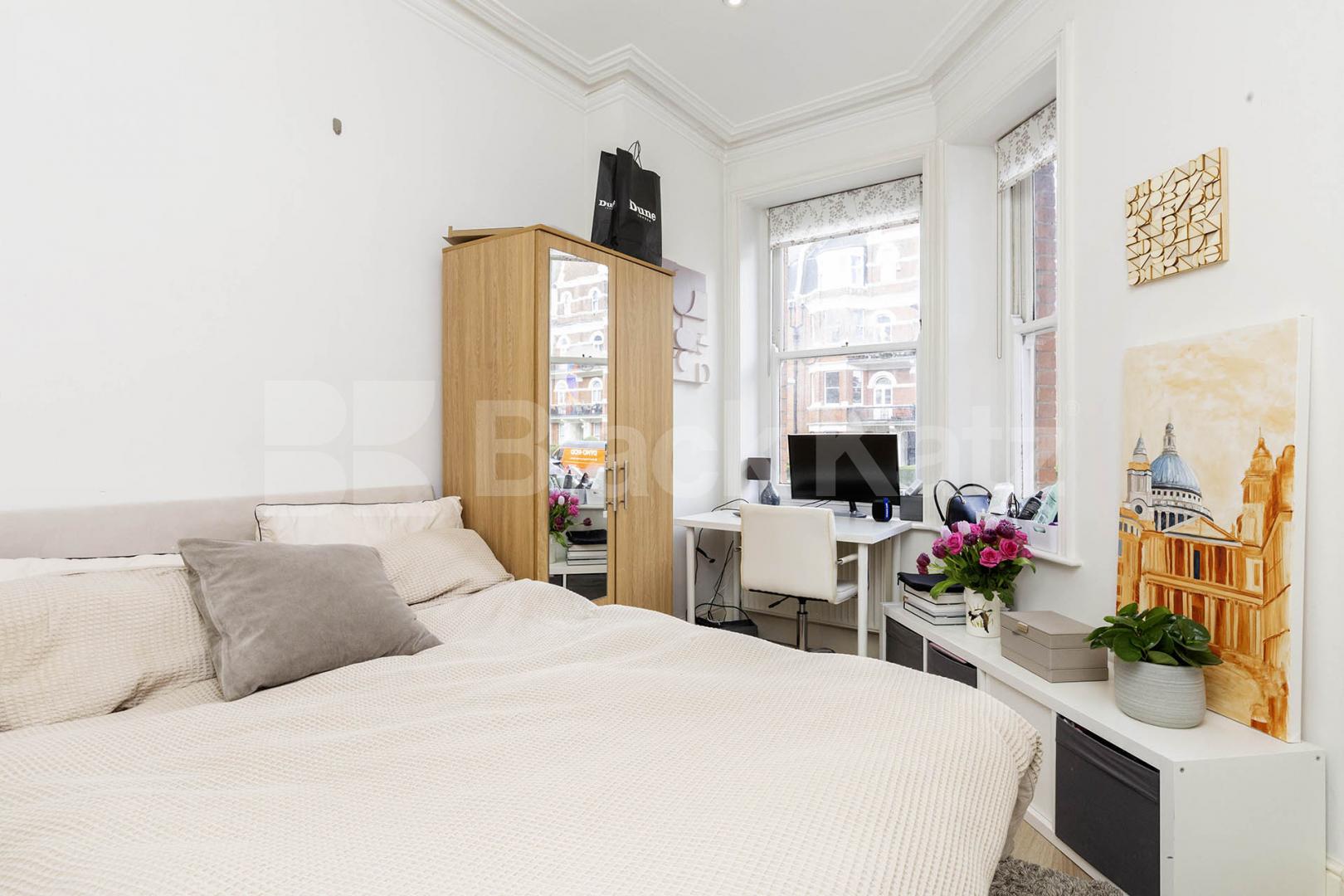 Beautiful three double bedroom property situated in the finest of areas Biddulph Mansions, Elgin Avenue, Maida Vale