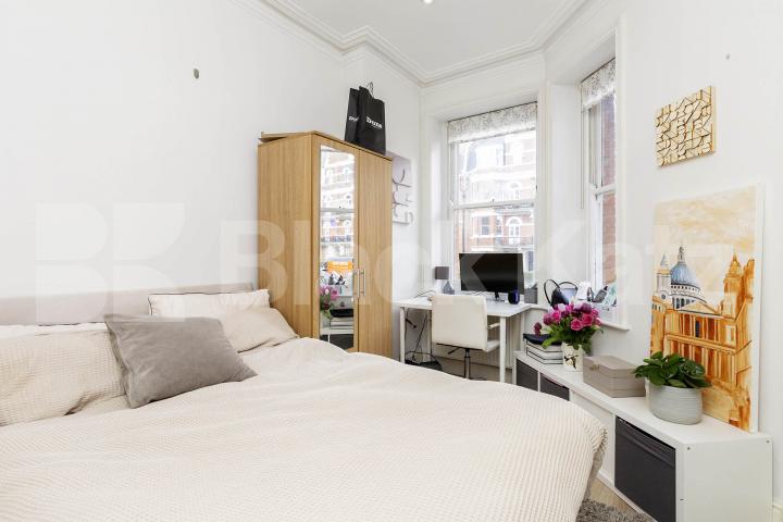Beautiful three double bedroom property situated in the finest of areas Biddulph Mansions, Elgin Avenue, Maida Vale