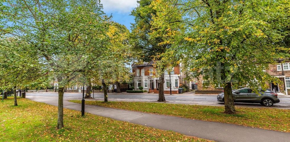 			WHOLE HOUSE WITH A GARDEN, 4 Bedroom, 1 bath, 1 reception House			 Chase Side, Enfield