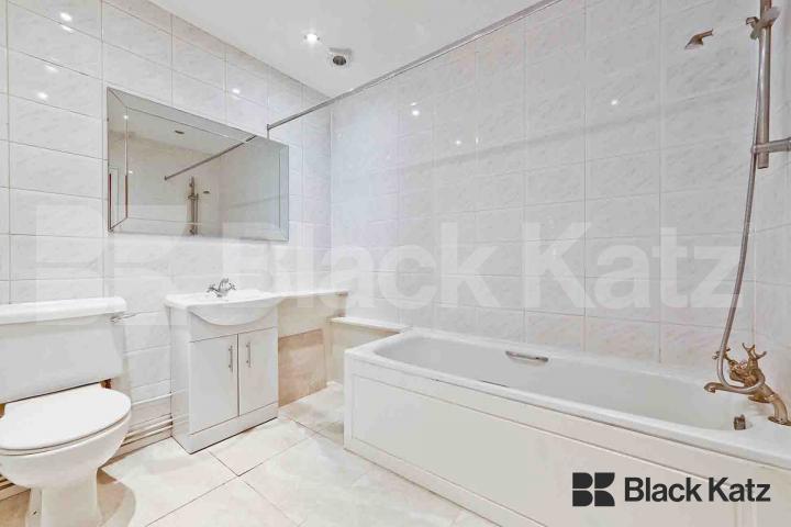 Superbly Located period conversion with roof terrace Borough High Street, Borough