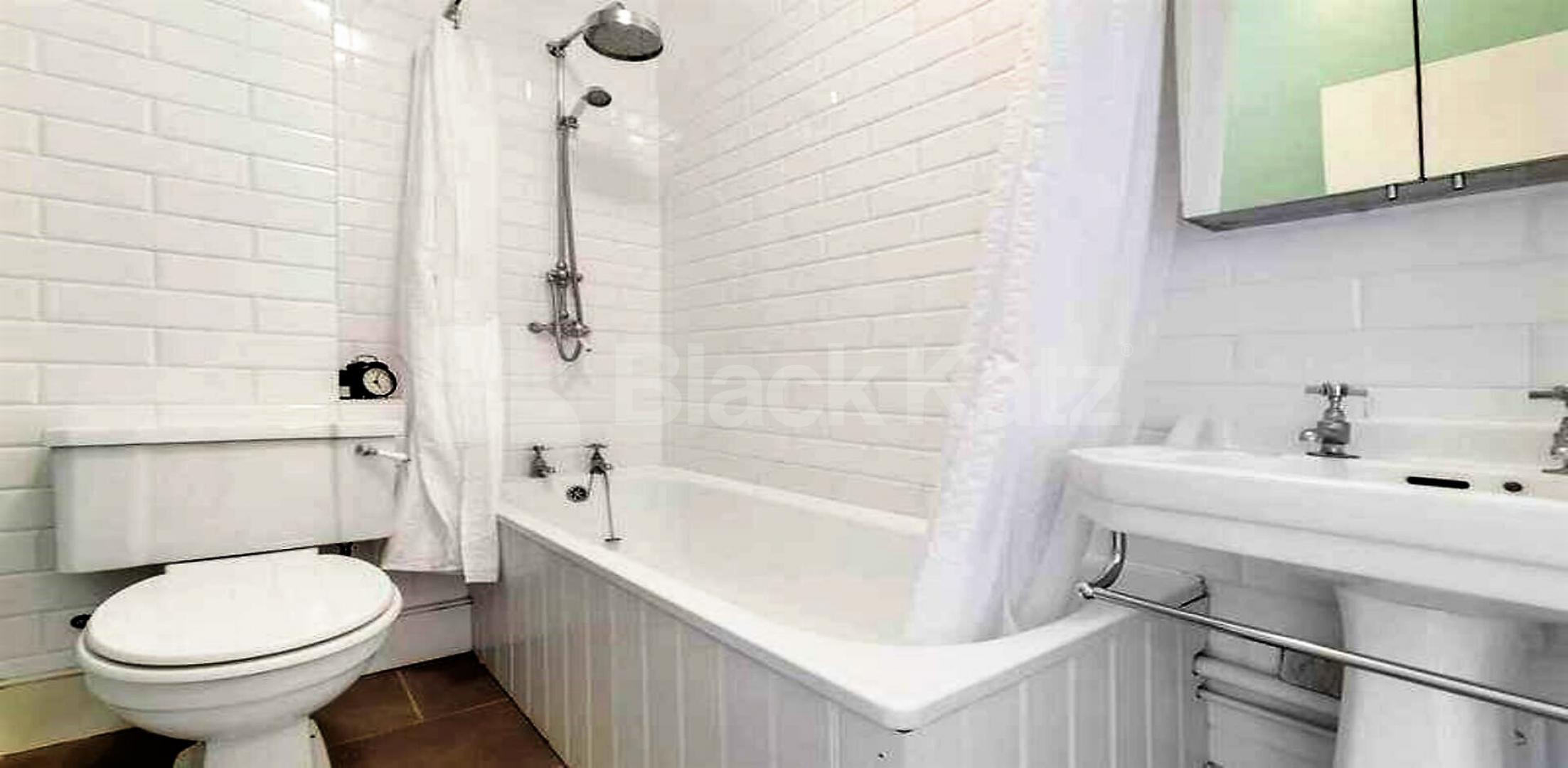 High ceilings wood floors within a period house mins to tube and shops Hartham Road , Caledonian Road
