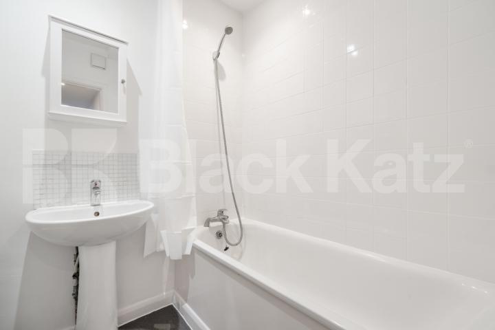 			4 BED MINS TO PORTOBELLO ROAD! , 4 Bedroom, 1 bath, 1 reception Flat			 Aldridge Road Villas, WESTBOURNE PARK/ LADBROKE GROVE