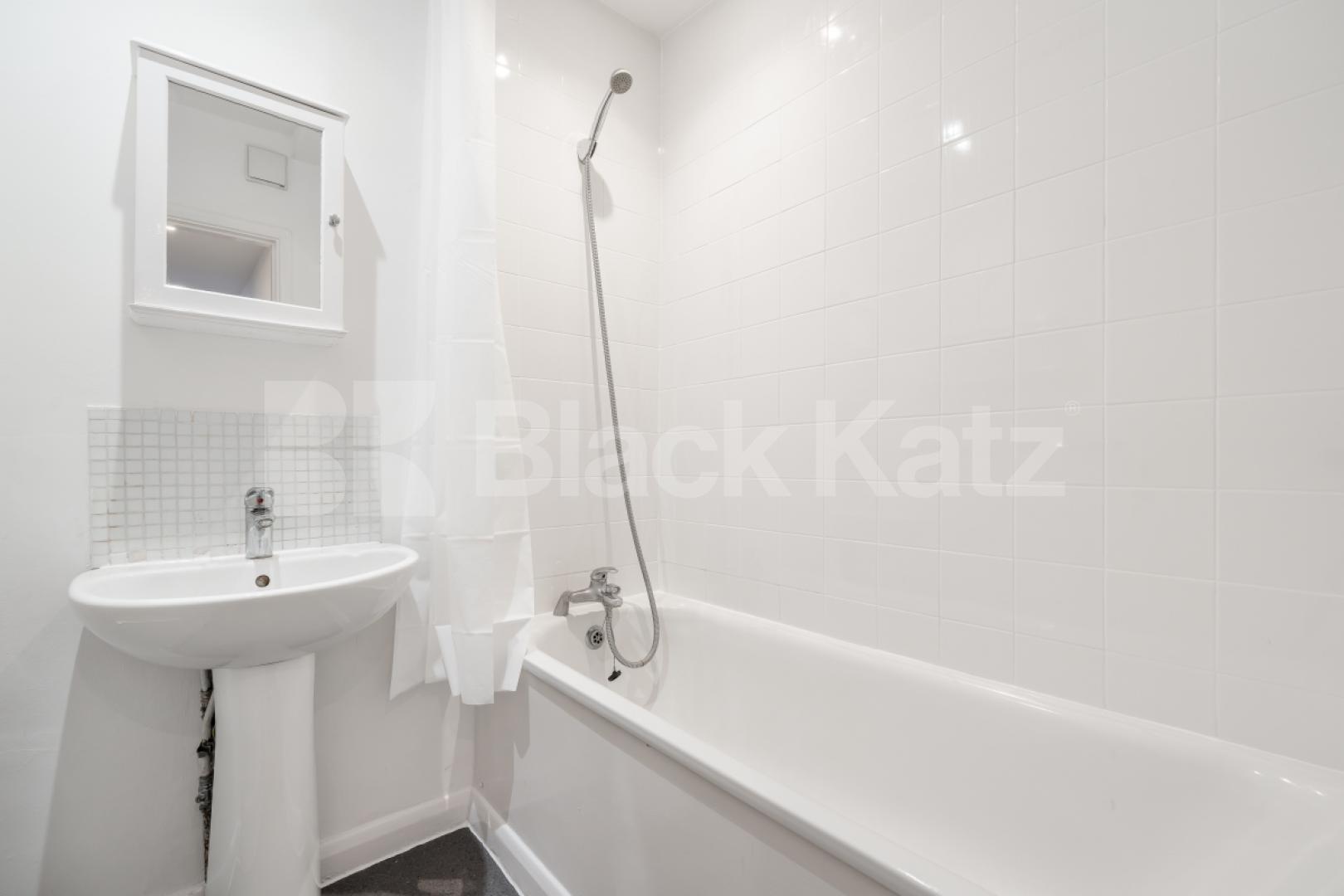 			4 BED MINS TO PORTOBELLO ROAD! , 4 Bedroom, 1 bath, 1 reception Flat			 Aldridge Road Villas, WESTBOURNE PARK/ LADBROKE GROVE