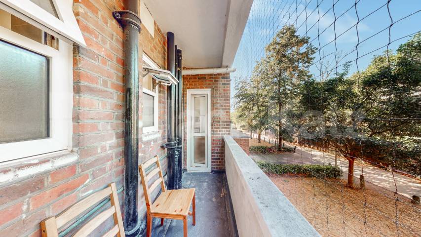 Spacious three bed with good size lounge in St Johns Wood Boundary Road, St Johns Wood