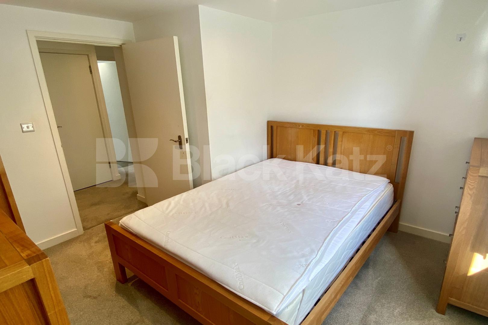 Superbly located, with parking, communal gardens & bicycle storage  Brixton Road, Oval / Brixton 