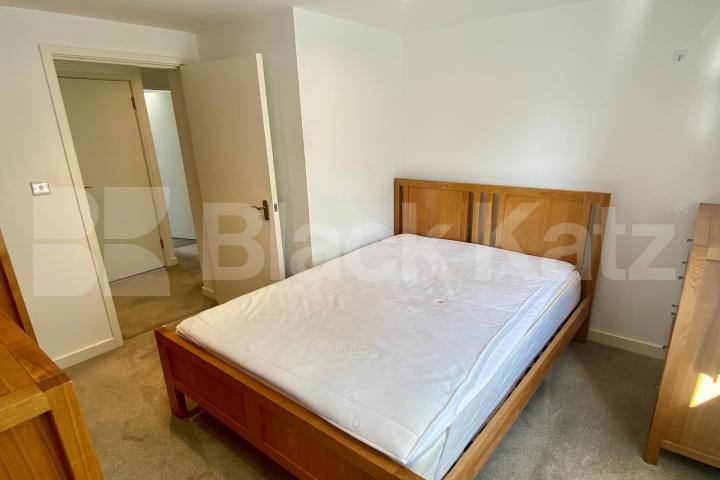 Superbly located, with parking, communal gardens & bicycle storage  Brixton Road, Oval / Brixton 