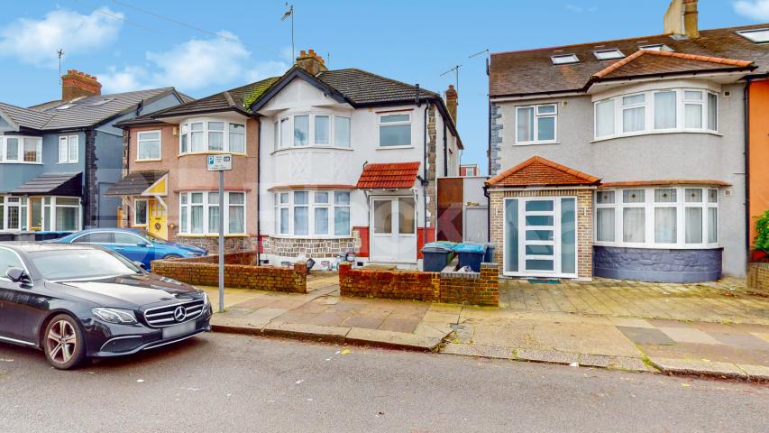 			4 Bedroom, 2 bath, 1 reception 			 Ellesmere Road, London, NW10,  London