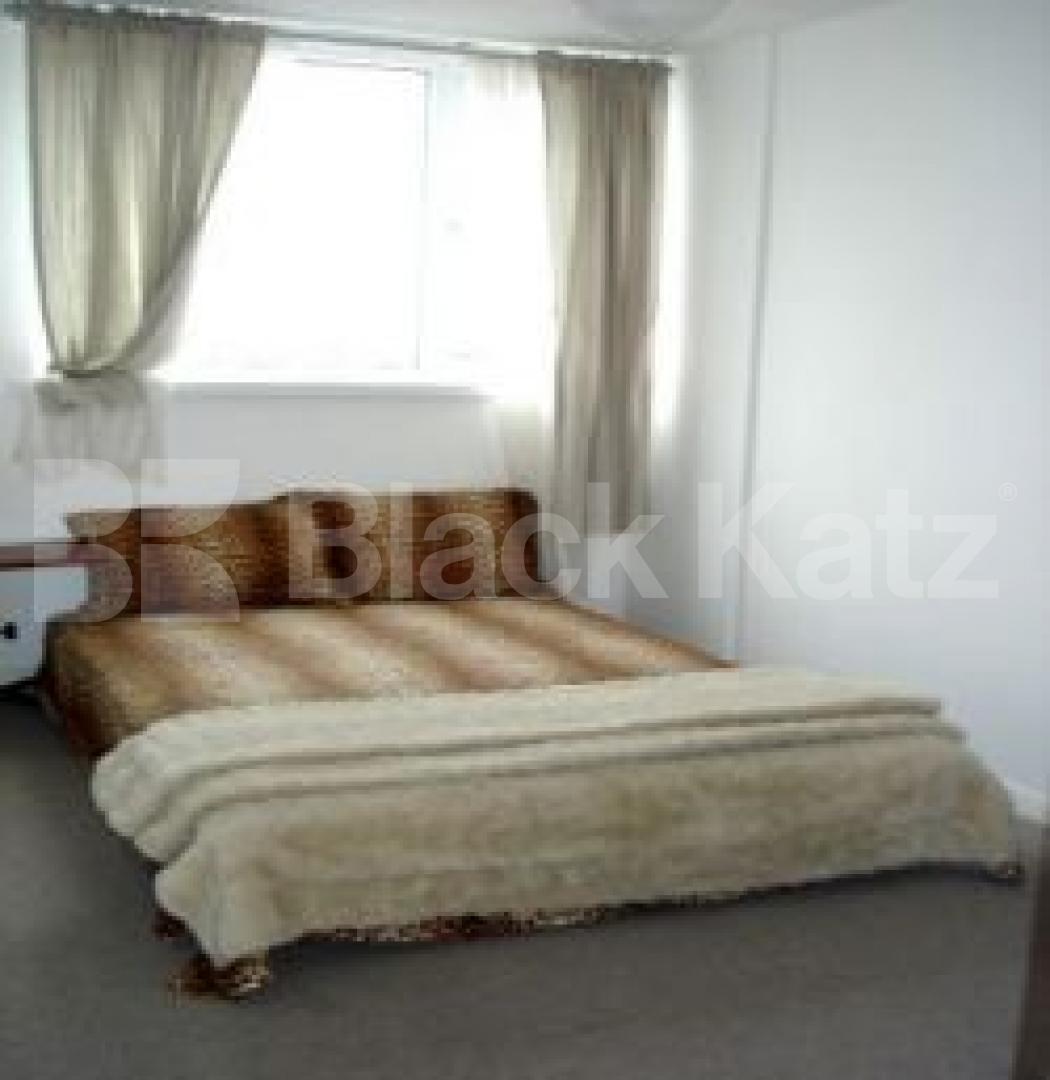 			Must be seen, 3 Bedroom, 1 bath, 1 reception Flat			 Dart Street, Queens PArk