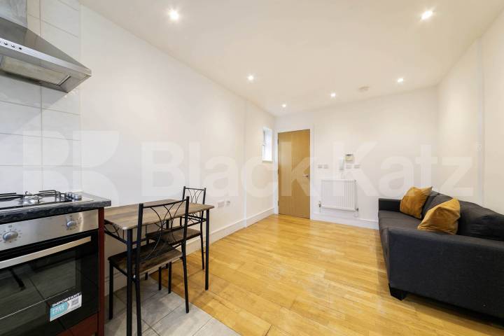 Located on the sought-after Charteris Road in the heart of Queens Park, this beautifully redecorated two-bedroom, two-bathroom apartment offers stylish and contemporary living.The property features two generous double bedrooms, both with space for de Charteris Road, Queens Park, NW6,  London