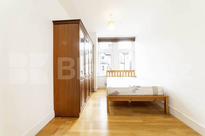 Located on the sought-after Charteris Road in the heart of Queens Park, this beautifully redecorated two-bedroom, two-bathroom apartment offers stylish and contemporary living.The property features two generous double bedrooms, both with space for de Charteris Road, Queens Park, NW6,  London
