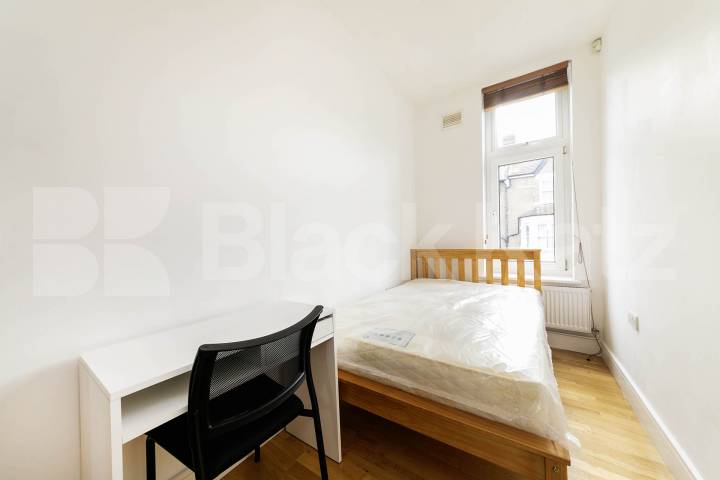 Located on the sought-after Charteris Road in the heart of Queens Park, this beautifully redecorated two-bedroom, two-bathroom apartment offers stylish and contemporary living.The property features two generous double bedrooms, both with space for de Charteris Road, Queens Park, NW6,  London