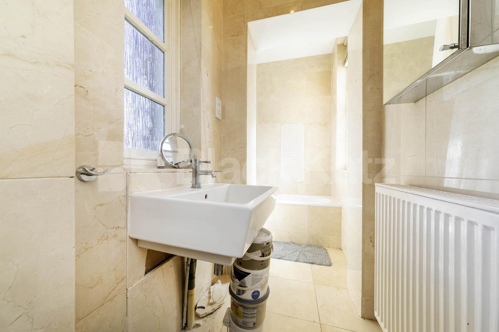 A well-presented two-bedroom, two-bathroom apartment set within the sought-after Ballentyne Court development, N21.Available from the start of September, this spacious property offers two generous double bedrooms, including a principal bedroom with e Newsholme Drive, Ballentyne Court, N21,  Ballentyne Court