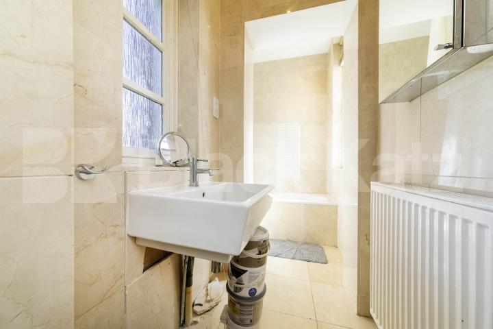 A well-presented two-bedroom, two-bathroom apartment set within the sought-after Ballentyne Court development, N21.Available from the start of September, this spacious property offers two generous double bedrooms, including a principal bedroom with e Newsholme Drive, Ballentyne Court, N21,  Ballentyne Court