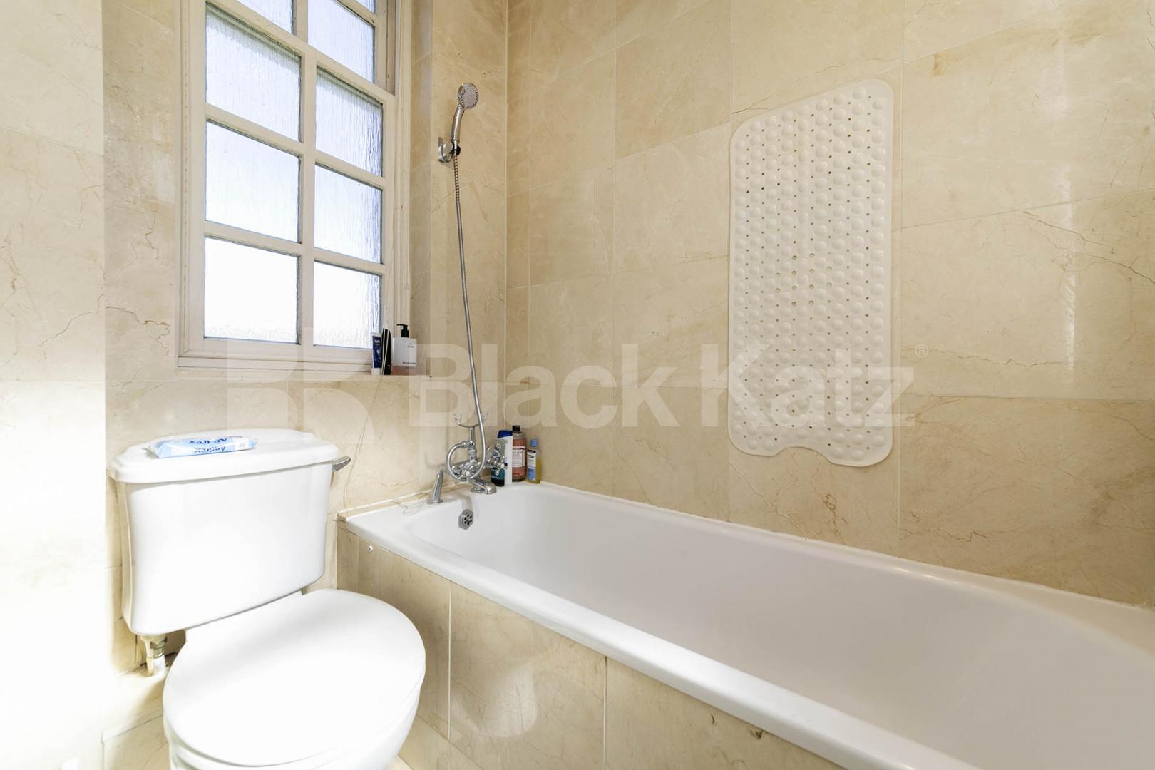 A well-presented two-bedroom, two-bathroom apartment set within the sought-after Ballentyne Court development, N21.Available from the start of September, this spacious property offers two generous double bedrooms, including a principal bedroom with e Newsholme Drive, Ballentyne Court, N21,  Ballentyne Court