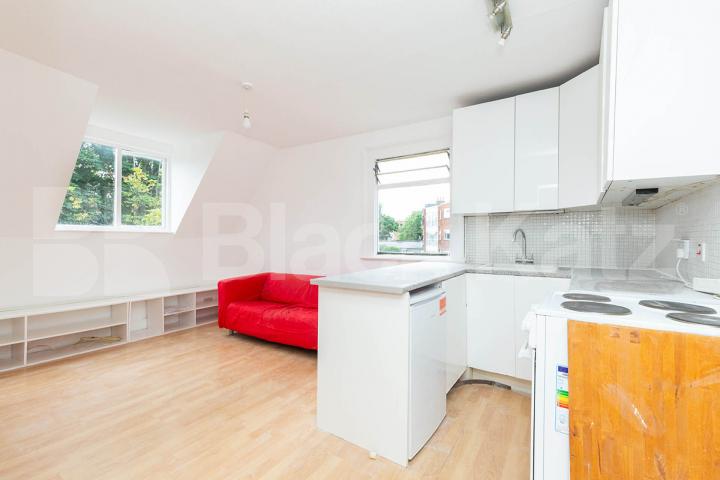 Top floor one double bedroom flat conveniently located close to transport Newnham Road, Wood Green