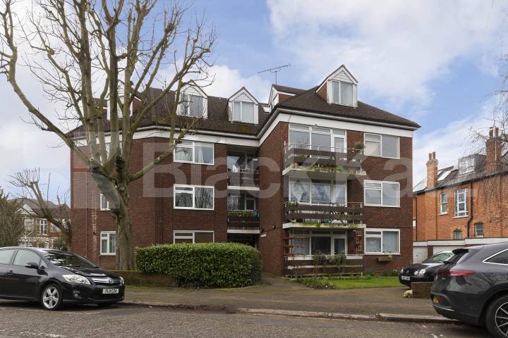 			2 Bedroom,  bath, 1 reception 			 Mapesbury Road,  Teignmouth Court  NW2