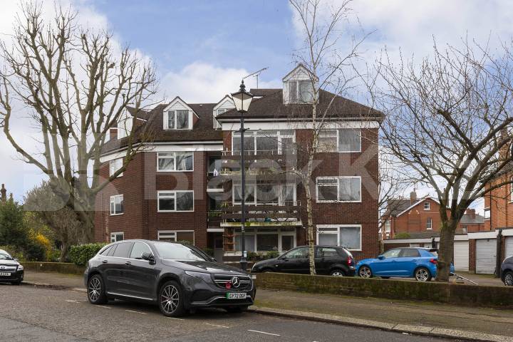 			2 Bedroom, 1 bath, 1 reception 			 Mapesbury Road,  Teignmouth Court  NW2