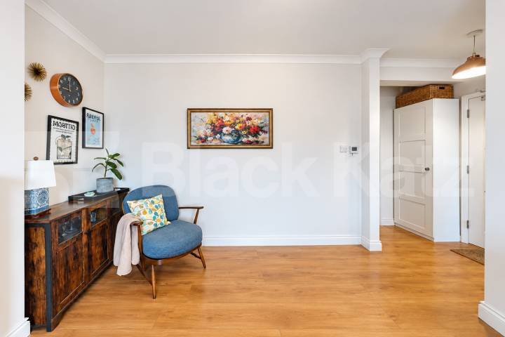 Flooded with natural light & boasting size, quality & location  Grafton Square, Clapham 