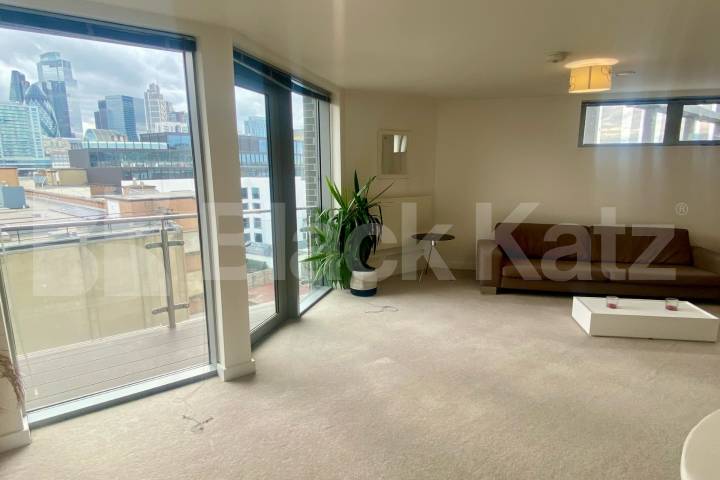 Spacious bright and airy two bedroom apartment in a very convenient location Plumbers Row, Aldgate